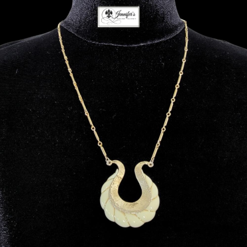Sarah Coventry Vintage Gold Tone "Wire Wrap" Horseshoe Pendant Necklace